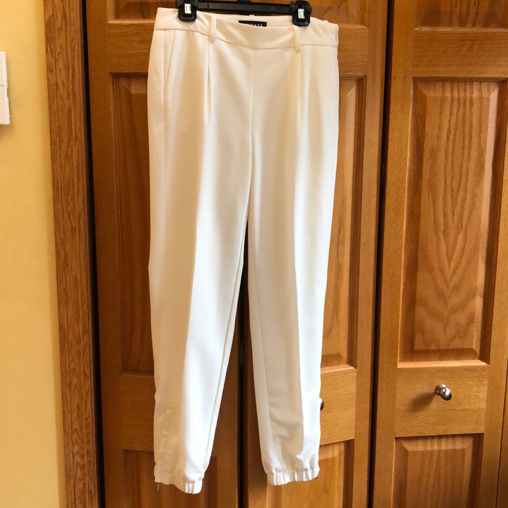 Very nice Trouvé brand off white dressy tapered leg pants size 0.